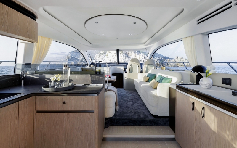 Azimut 53, Galley & Salon